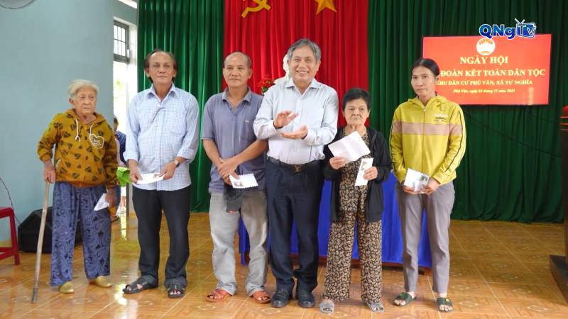 Trưởng Ban Tổ chức Tỉnh ủy Lữ Ngọc B&igrave;nh dự Ng&agrave;y hội Đại đo&agrave;n kết tại x&atilde; Tư Nghĩa