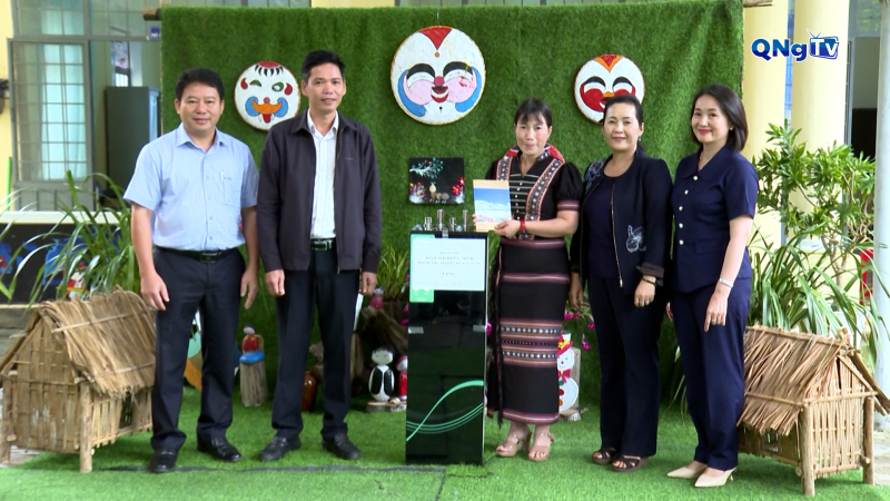 Thăm, tặng quà các trường học tại xã Măng Đen