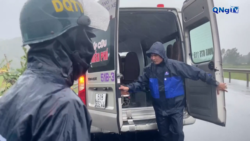 Xe cứu thương chuyển 21 người dân phường Sa Huỳnh đến nơi an toàn