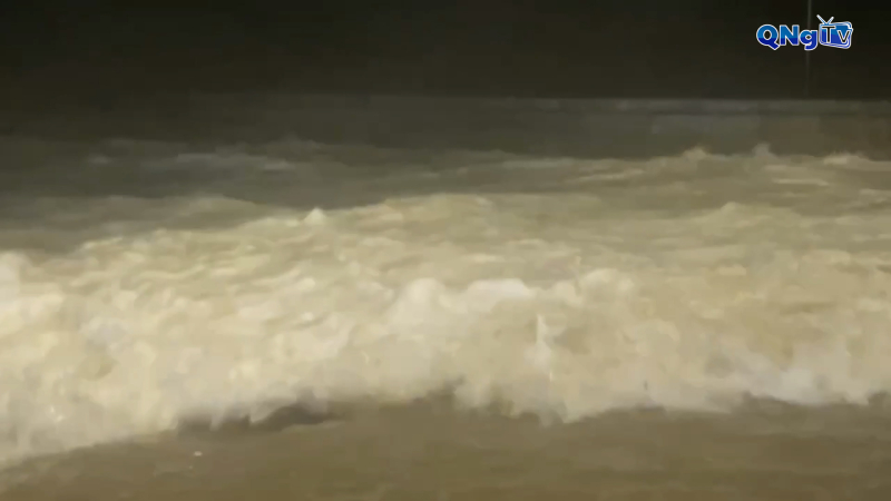 Sa Huỳnh sơ tán trong đêm nước biển dâng