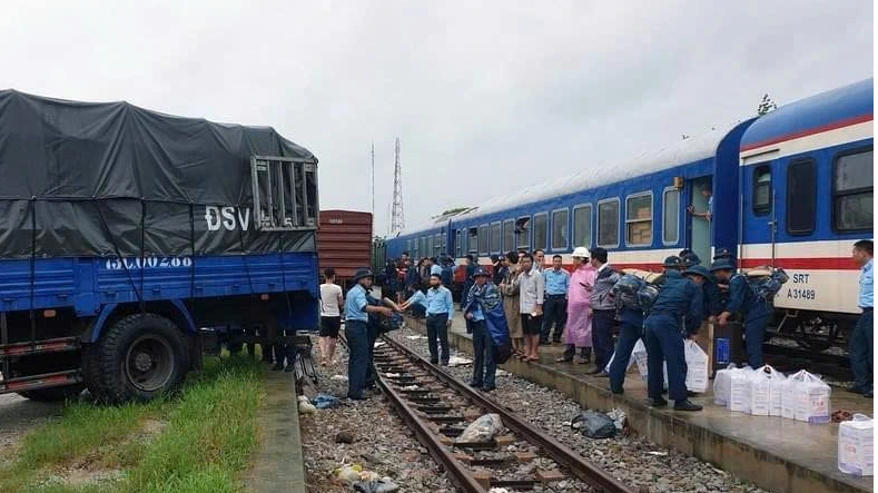 Nhiều tàu khách phải dừng chờ tại các ga