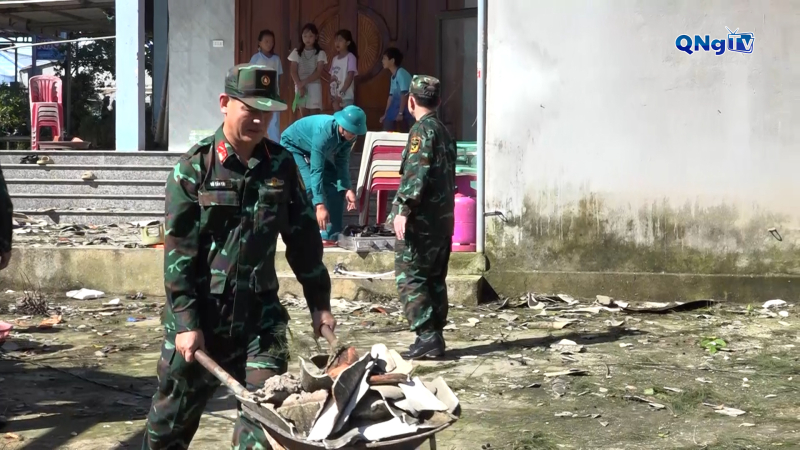 Cán bộ, chiến sĩ lực lượng vũ trang giúp dân khắc phục hậu quả bão số 13