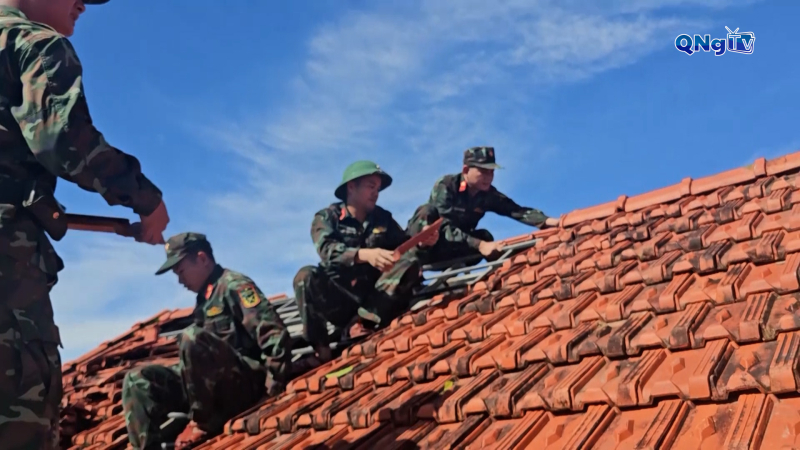 Giúp dân khắc phục thiệt hại do lốc xoáy