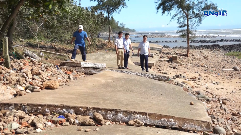 Sạt lở hàng trăm mét đường bê tông ở Vạn Tường