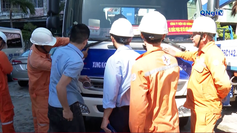 Đội xung kích của Công ty Điện lực Quảng Ngãi hỗ trợ Gia Lai