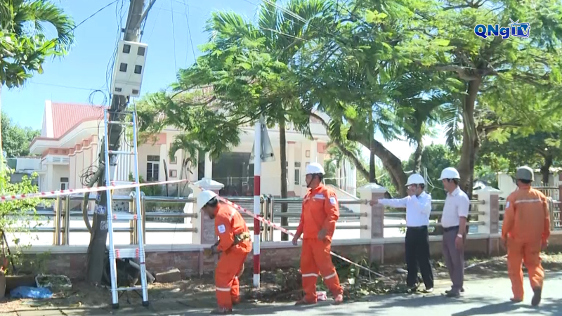 Nỗ lực khôi phục điện sau bão số 13