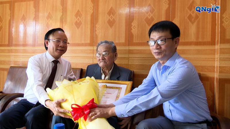 Trưởng Ban quản lý KKT Dung Quất và các KCN Quảng Ngãi trao huy hiệu 65 năm tuổi Đảng