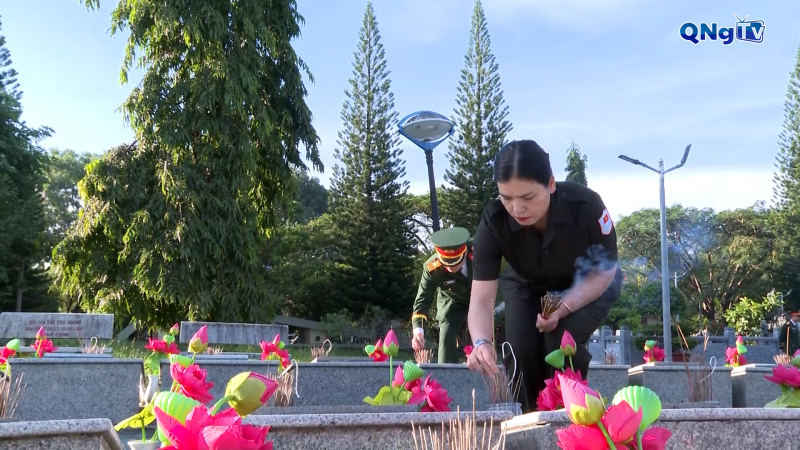 Dâng hương tại Nghĩa trang liệt sĩ phường Đăk Cấm