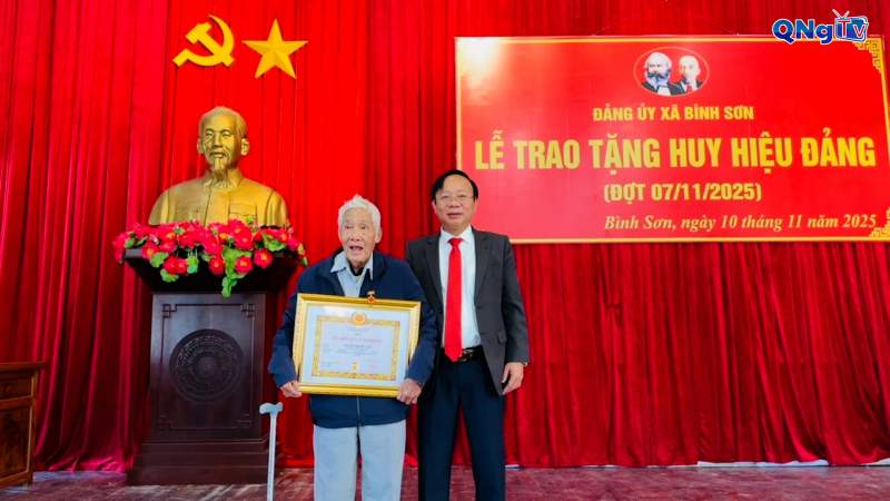 Trao huy hiệu Đảng cho đảng viên