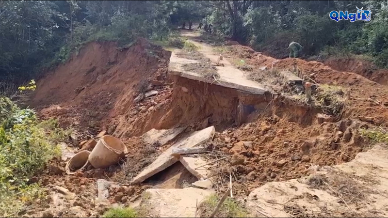 Sạt lở nghiêm trọng đường tuần tra biên giới