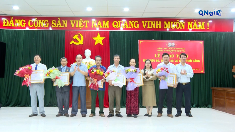 Bí thư Đảng ủy phường Kon Tum trao Huy hiệu Đảng cho đảng viên