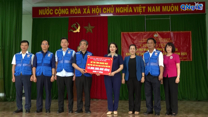 Thành phố Hồ Chí Minh trao 10 tỷ đồng hỗ trợ Quảng Ngãi khắc phục hậu quả thiên tai