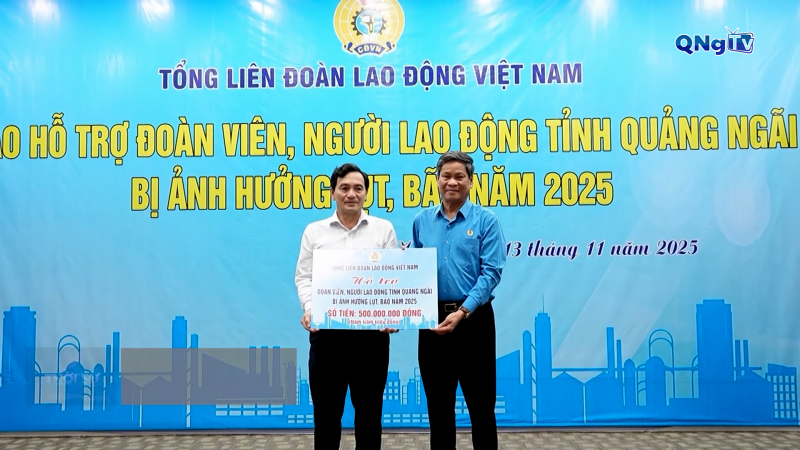 Tặng quà cho người lao động bị ảnh hưởng bão, lũ