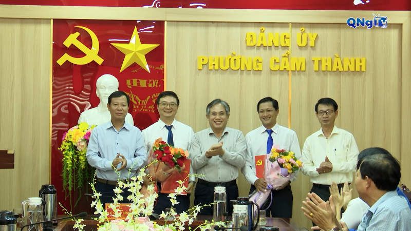 Công bố quyết định về công tác cán bộ tại phường Cẩm Thành