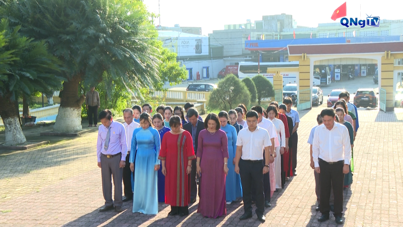 Viếng Nghĩa trang Liệt sĩ N&uacute;i Thi&ecirc;n B&uacute;t v&agrave; mộ Cụ Huỳnh Th&uacute;c Kh&aacute;ng