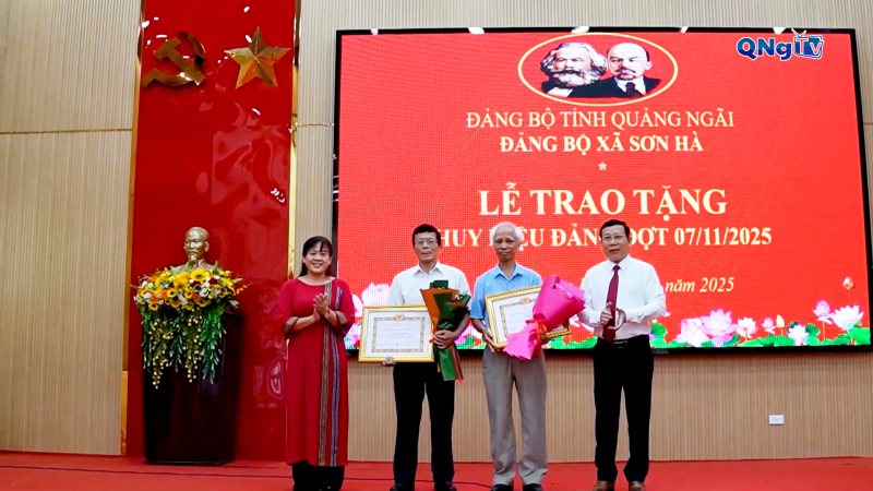 Trao huy hiệu Đảng cho đảng viên