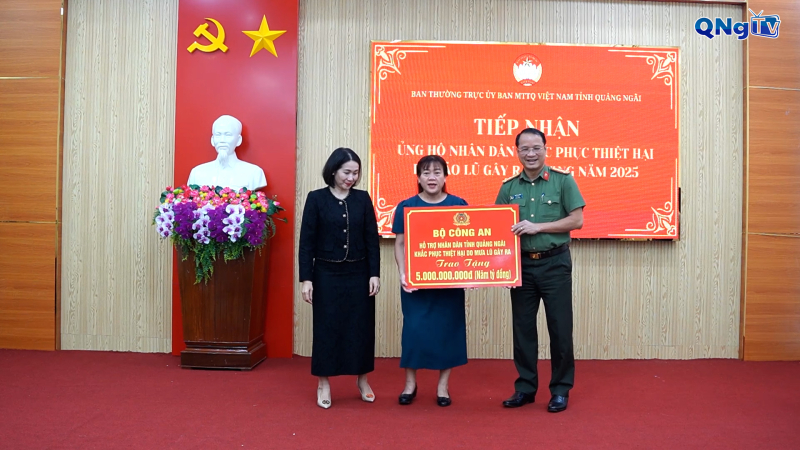 Tiếp nhận 05 tỷ đồng hỗ trợ người dân khắc phục thiệt hại do bão lũ