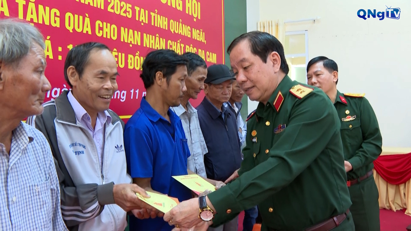 Tặng quà và hỗ trợ sinh kế cho nạn nhân chất độc da cam