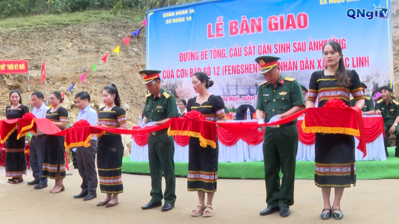 Bàn giao đường tạm ở xã Ngọc Linh