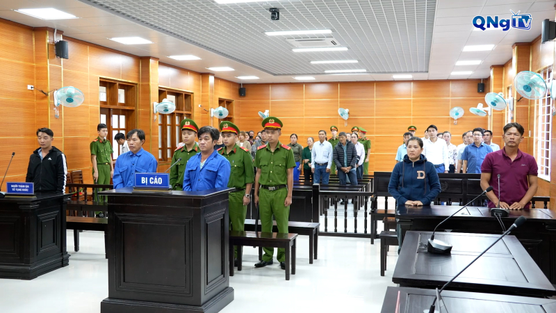 L&atilde;nh &aacute;n t&ugrave; v&igrave; đưa ngư d&acirc;n đi đ&aacute;nh bắt tr&aacute;i ph&eacute;p
