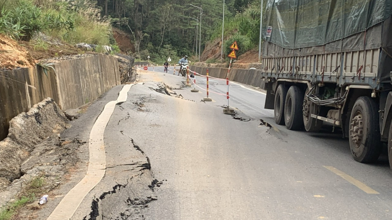 Mặt đường Quốc lộ 24 qua Măng Đen xuất hiện vết nứt dài