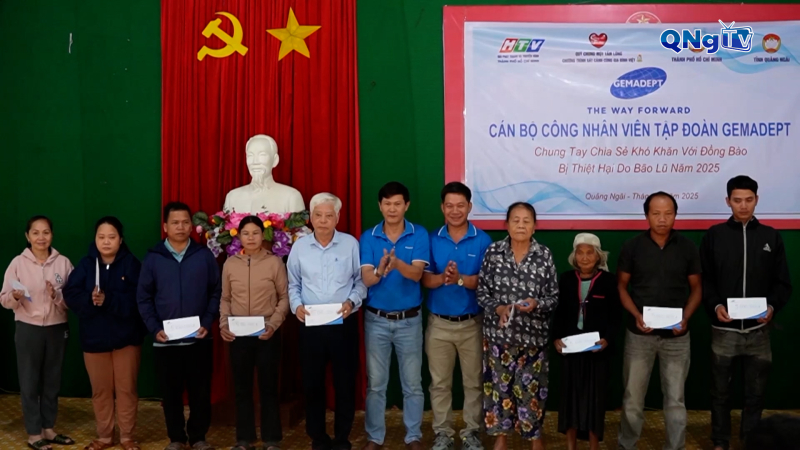 Tặng quà cho người dân bị thiệt hại do bão lũ