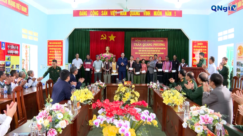 Thăm, tặng quà đồn biên phòng Mô Rai