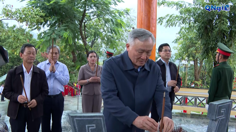 Dâng hương tại di tích lịch sử chiến thắng Kon Braih