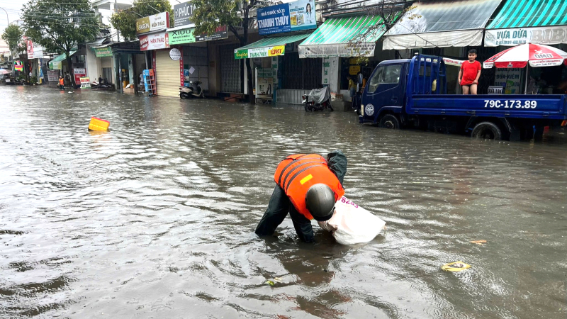 Mưa ngập đường sắt, nhiều tàu dừng chạy