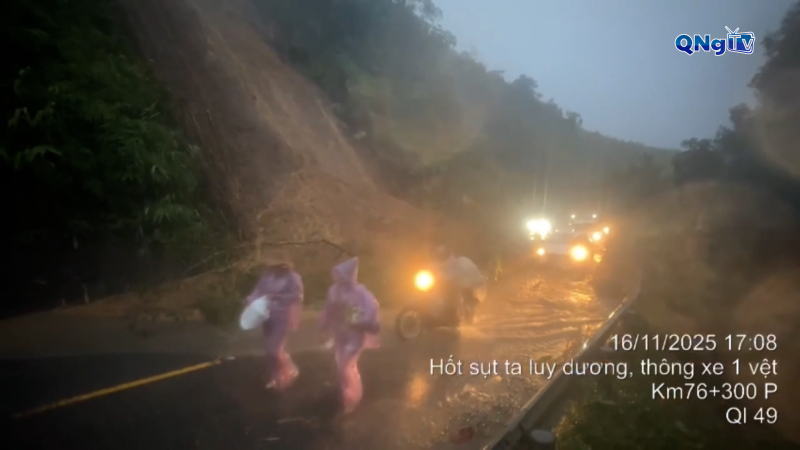 Mưa lớn gây ngập và sạt lở vùng núi thành phố Huế