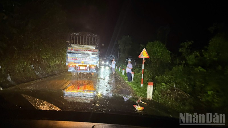 Liên tục xảy ra sạt lở trên đèo Violak