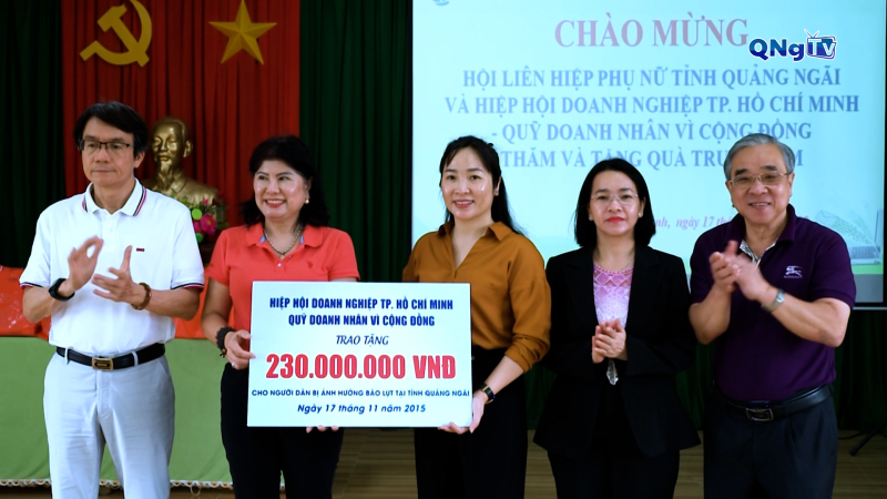 Trao quà cho học sinh khuyết tật