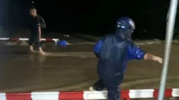 Đường sắt Bắc - Nam qua Khánh Hòa đã thông, cảnh sát giải cứu 3 du khách Nga mắc kẹt giữa vùng lũ