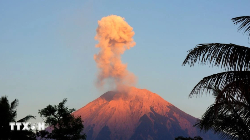 N&uacute;i lửa Semeru, Indonesia bất ngờ phun tr&agrave;o