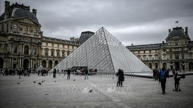 Bảo tàng Louvre đóng cửa phòng trưng bày