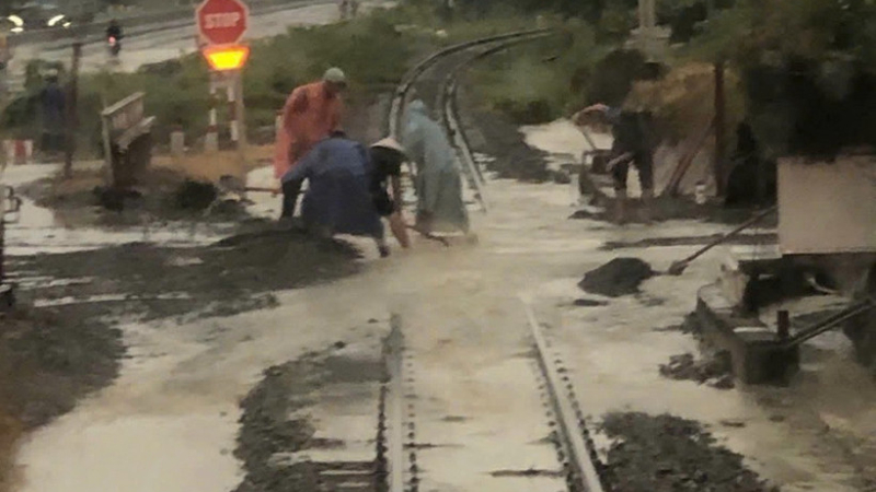 Ngành đường sắt ngừng chạy 4 mác tàu Thống nhất ngày 19/11 do mưa lũ