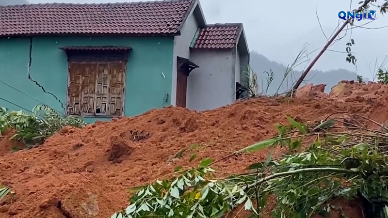 Sạt lở núi vùi lấp nhà