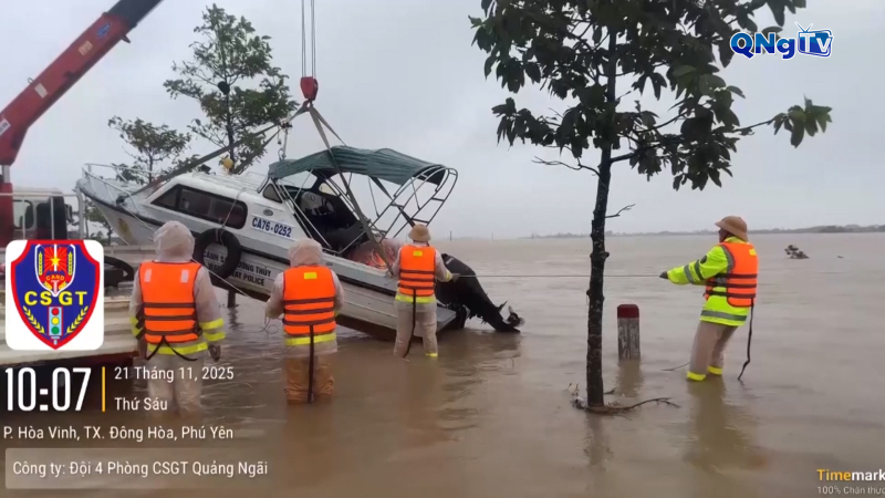 Cảnh sát giao thông Quảng Ngãi cứu hộ hàng chục người dân vùng lũ đắk lắk