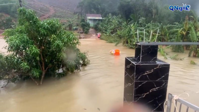 Cảnh sát giao thông Quảng Ngãi tiếp tế lương thực cho người dân bị cô lập 5 ngày