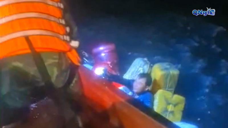 Cứu thành công 13 ngư dân bị chìm tàu trên biển