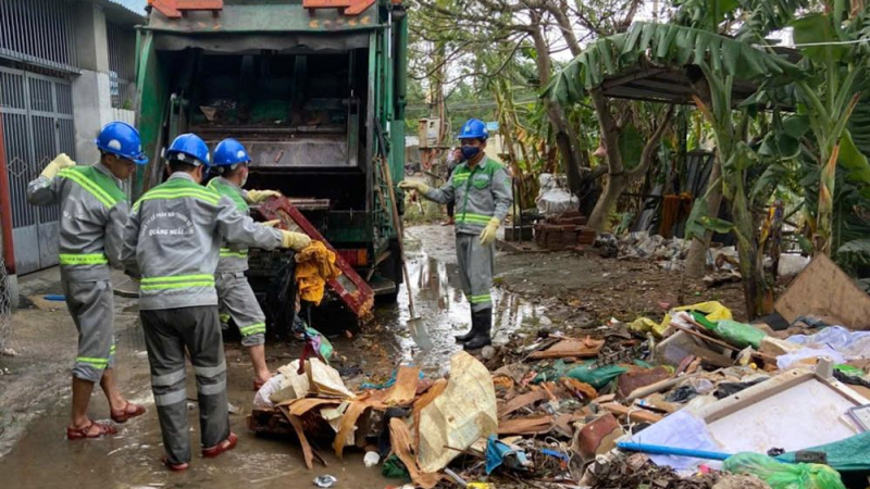 Công nhân môi trường, điện lực Quảng Ngãi hỗ trợ người dân Đắk Lắk sau lũ