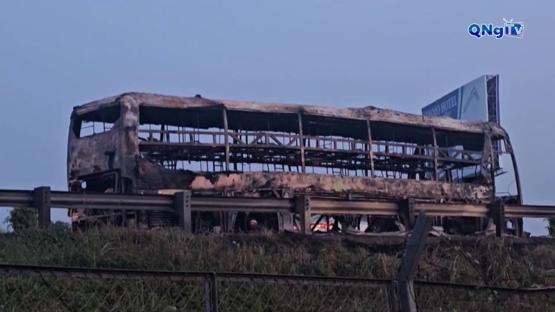 Xe khách giường nằm cháy trơ khung trên cao tốc
