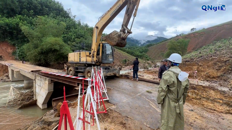 Quảng Ngãi lắp cầu tạm bằng dầm thép, đảm bảo cuộc sống cho người dân