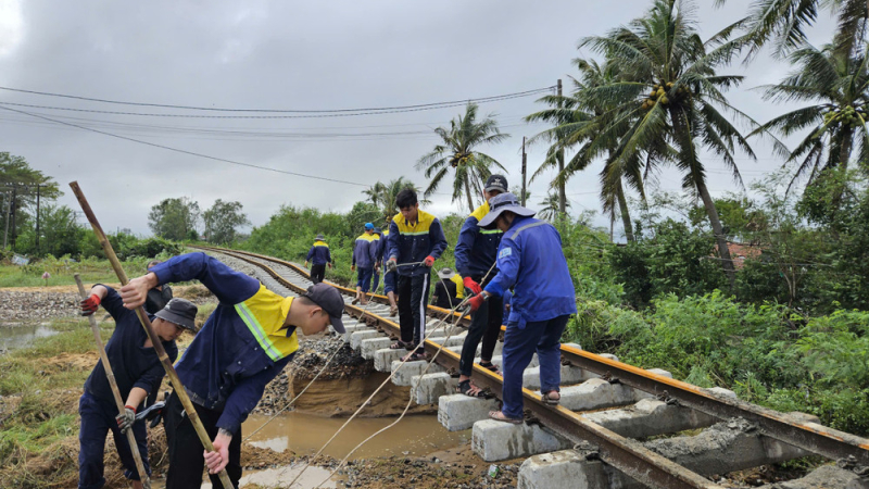 Khẩn trương sửa chữa tuyến đường sắt Bắc - Nam sau lũ