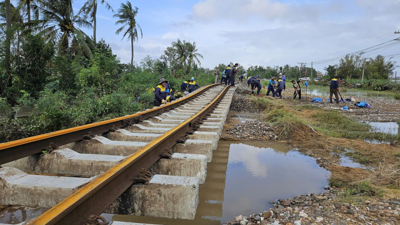 Thông tuyến đường sắt bắc nam sau 9 ngày tê liệt