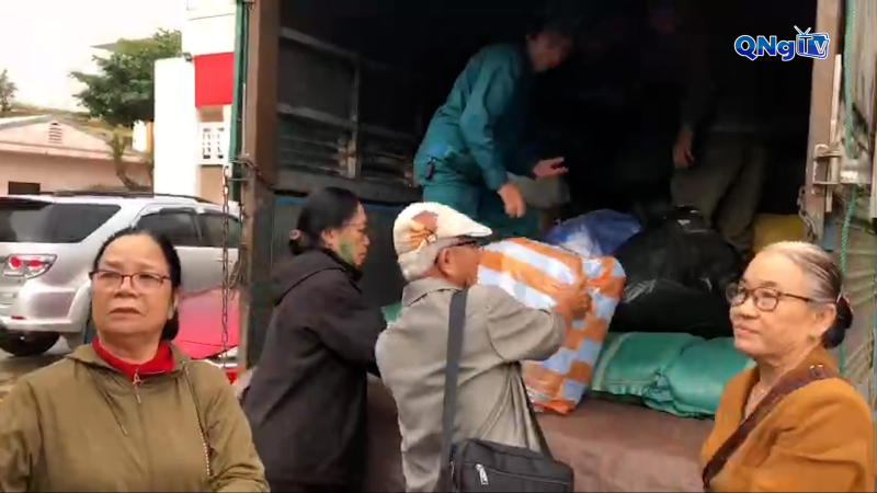 Đoàn cán bộ hưu trí tỉnh Quảng Ngãi hỗ trợ đồng bào vùng lũ