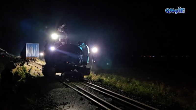 Thông tuyến đường sắt Bắc – Nam sau mưa lũ