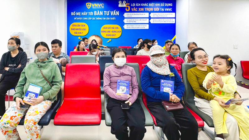 Người d&acirc;n v&ugrave;ng lũ được ti&ecirc;m vaccine miễn ph&iacute;