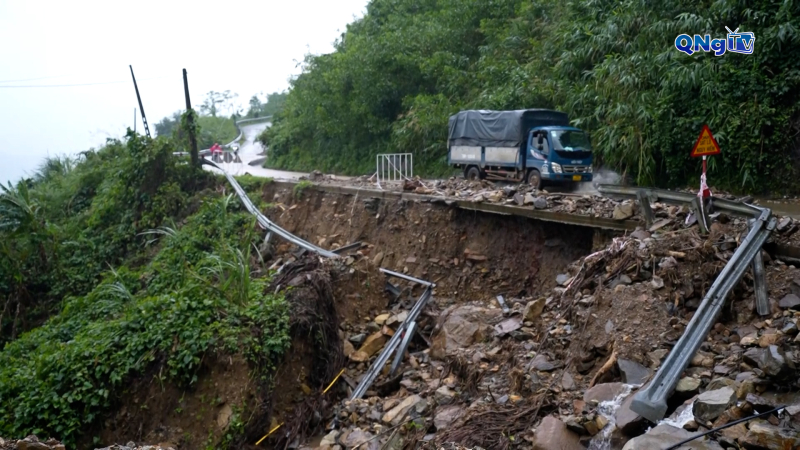 Nhiều điểm sạt lở trên tỉnh lộ 622B, người dân thấp thỏm khi lưu thông