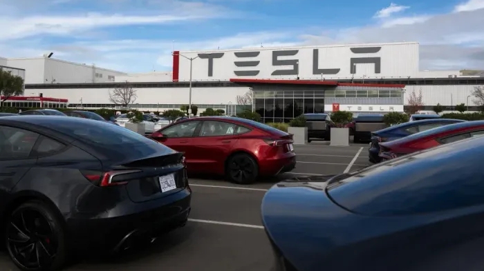 Tesla đối mặt với áp lực doanh số